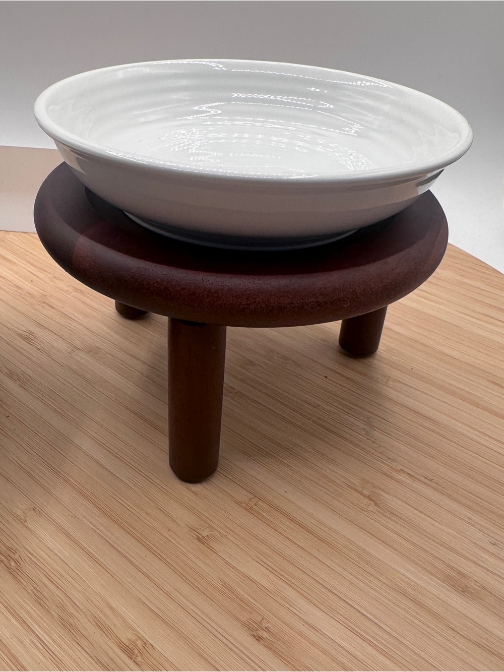 Set of two elevated bowls for cats on two adjustable heights on acacia platform - Picture 5 of 16